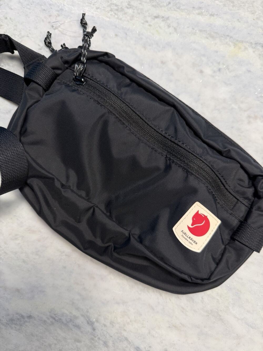 Fjällräven High Coast Hip Pack – Lightweight Waist Pack, Crossbody Sling Bag for